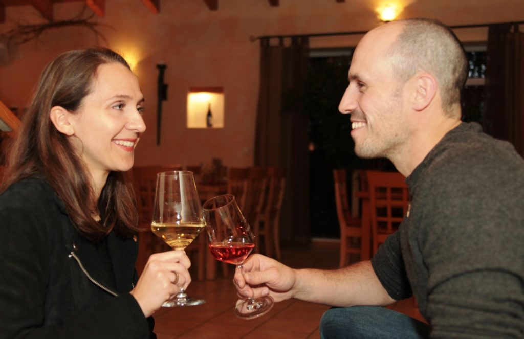 Sebastian und Lena trinken Wein