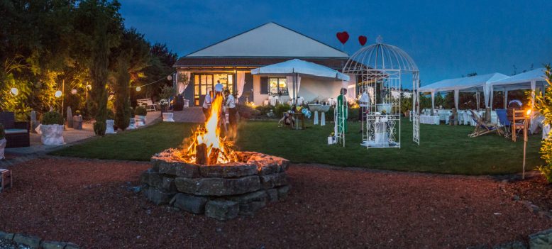 Abendstimmung im Garten der WeinWerkstatt