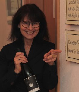 Sigrid Schubert in der WeinWerkstatt